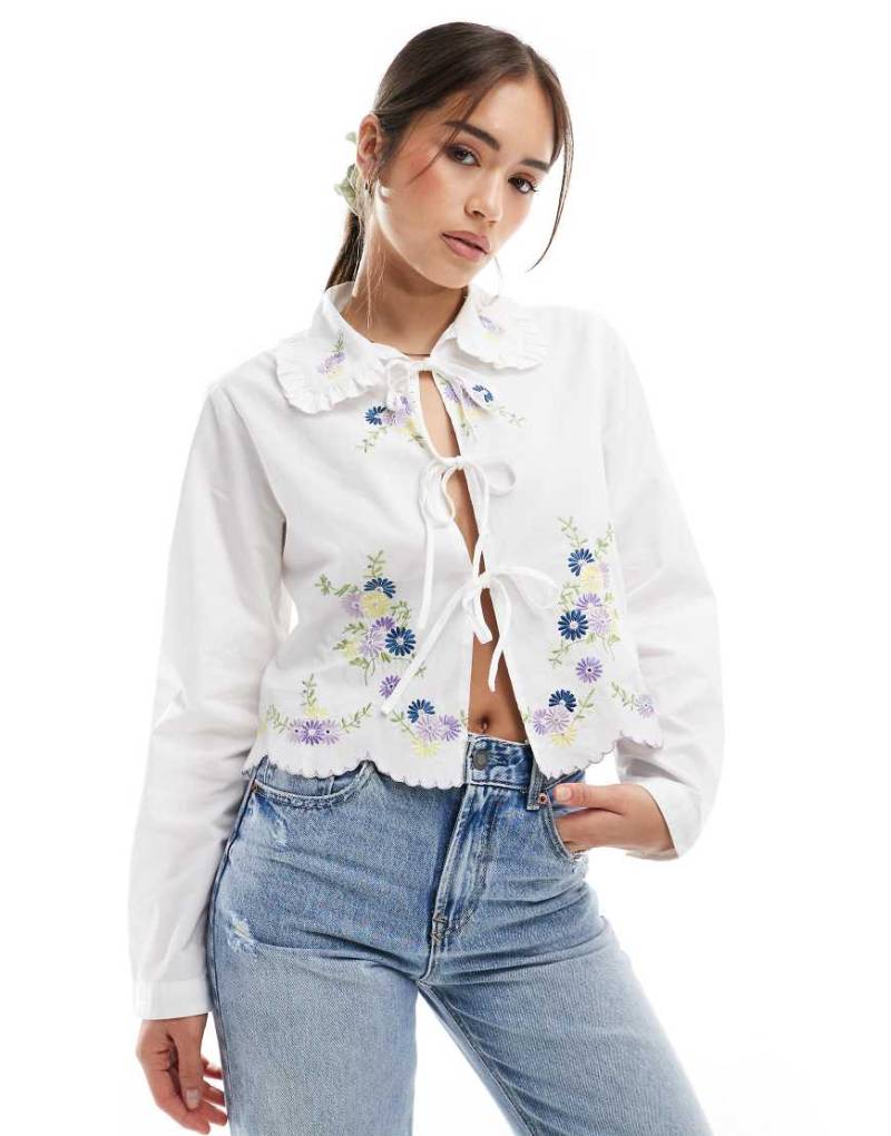 Object - Hemdbluse in Weiß mit Blumenstickerei und gebundener Vorderseite von Object