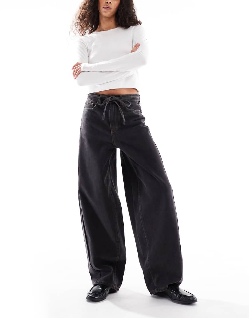 Object - Hochwertige, superweite Barrel-Jeans in Schwarz mit Bindegürtel von Object