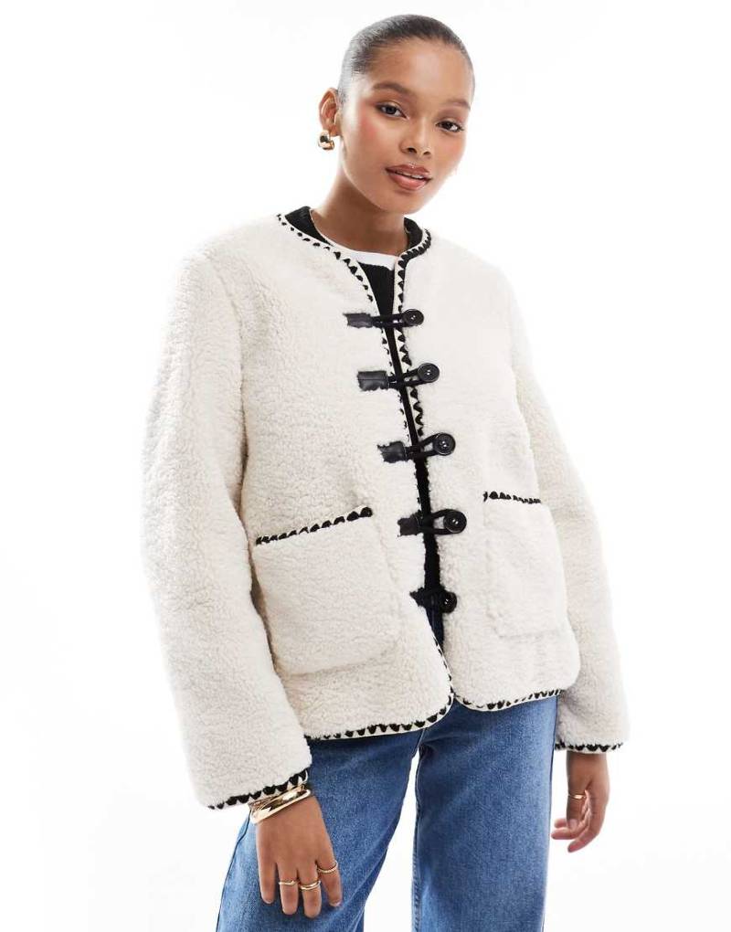 Object - Jacke aus Teddyfell-Fleece in Creme mit kontrastierendem Besatz-Weiß von Object