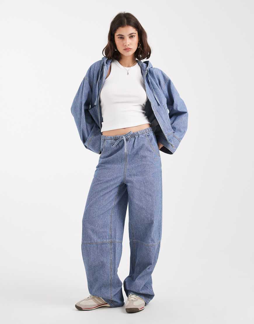 Object - Jeans in hellblauer Waschung mit weitem Bein und Kordelzugbund, Kombiteil von Object