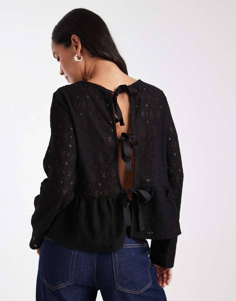 Object - Jersey-Oberteil in Schwarz mit Spitze, Schößchensaum und Schleifen-Bindedetails am Rücken Object - Jersey-Oberteil in Schwarz mit Spitze, Schößchensaum und Schleifen-Bindedetails am Rücken von Object
