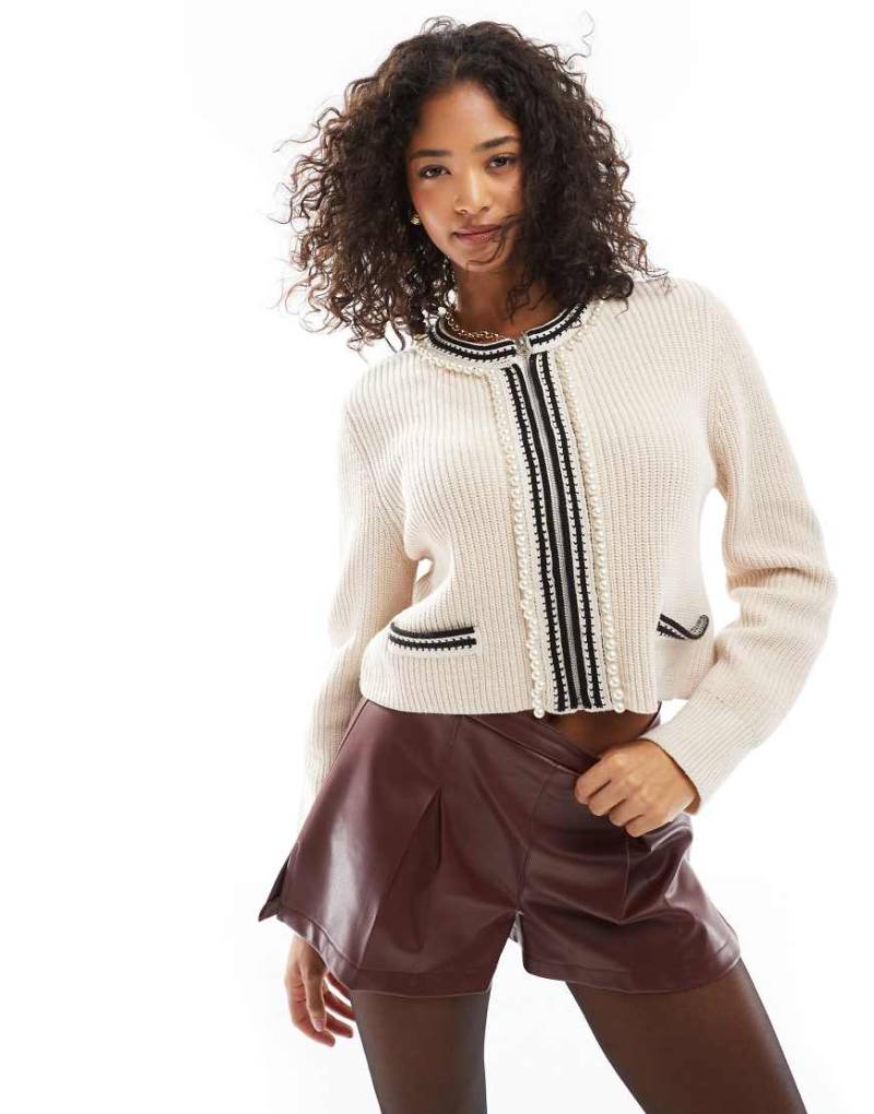 Object - Kurze Strickjacke in Weiß mit Kontrastdetail und Reißverschluss von Object