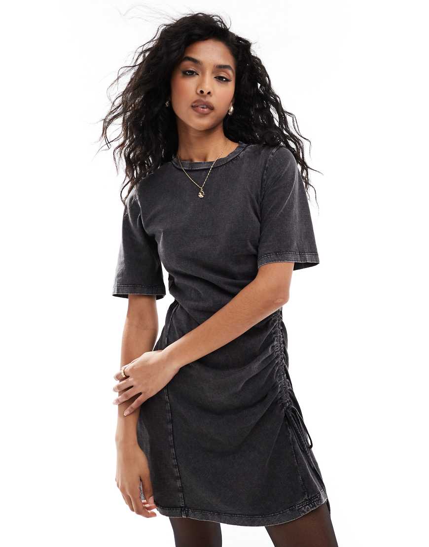 Object - Kurzes T-Shirt-Kleid in verwaschenem Grau mit geraffter Seite Object - Kurzes T-Shirt-Kleid in verwaschenem Grau mit geraffter Seite von Object