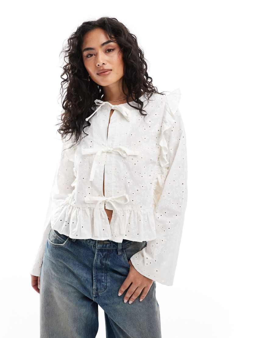Object - Langärmlige Bluse in Wollweiß mit Rüschen und gebundener Vorderseite Object - Langärmlige Bluse in Wollweiß mit Rüschen und gebundener Vorderseite von Object