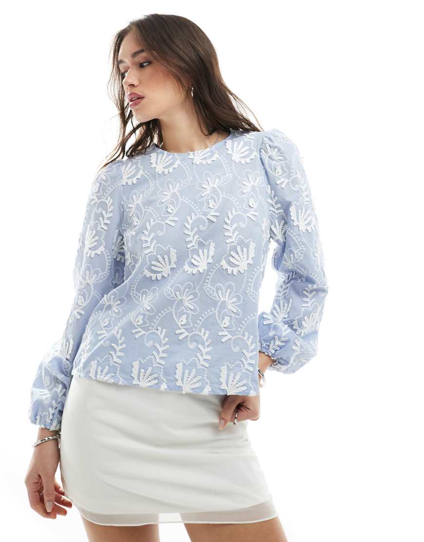 Object - Langärmliges Oberteil in Blassblau mit Applikation Object - Langärmliges Oberteil in Blassblau mit Applikation von Object