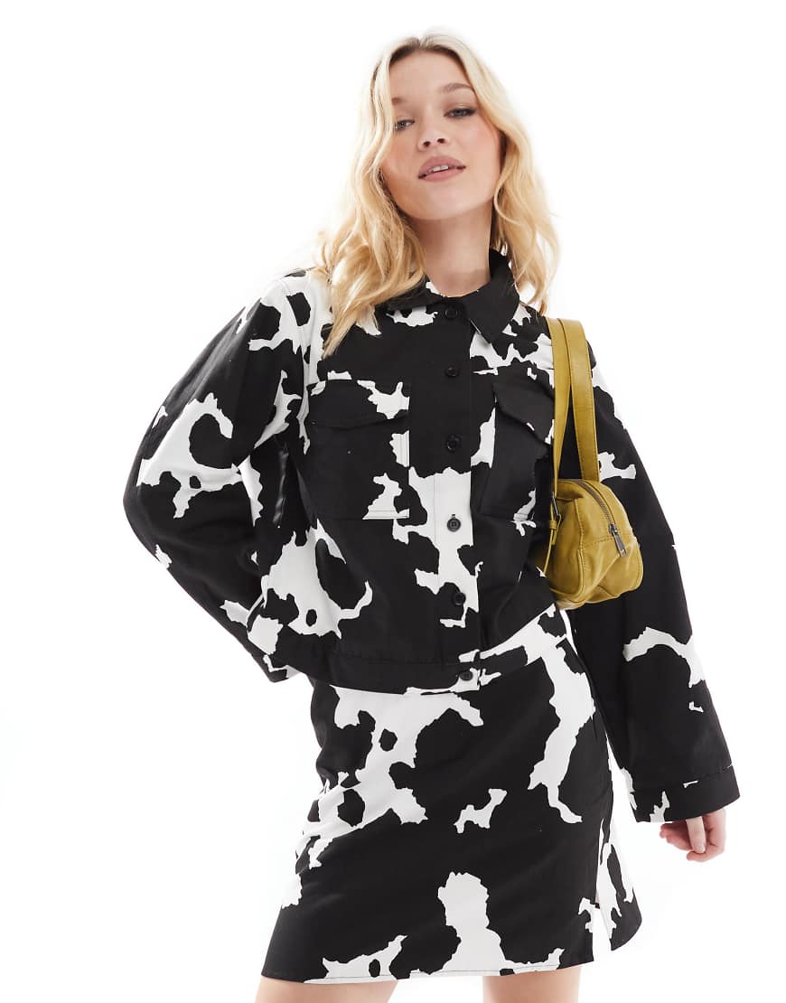 Object - Oversize-Jeansjacke mit Kuh-Print in Schokobraun, Kombiteil-Bunt Object - Oversize-Jeansjacke mit Kuh-Print in Schokobraun, Kombiteil-Bunt von Object