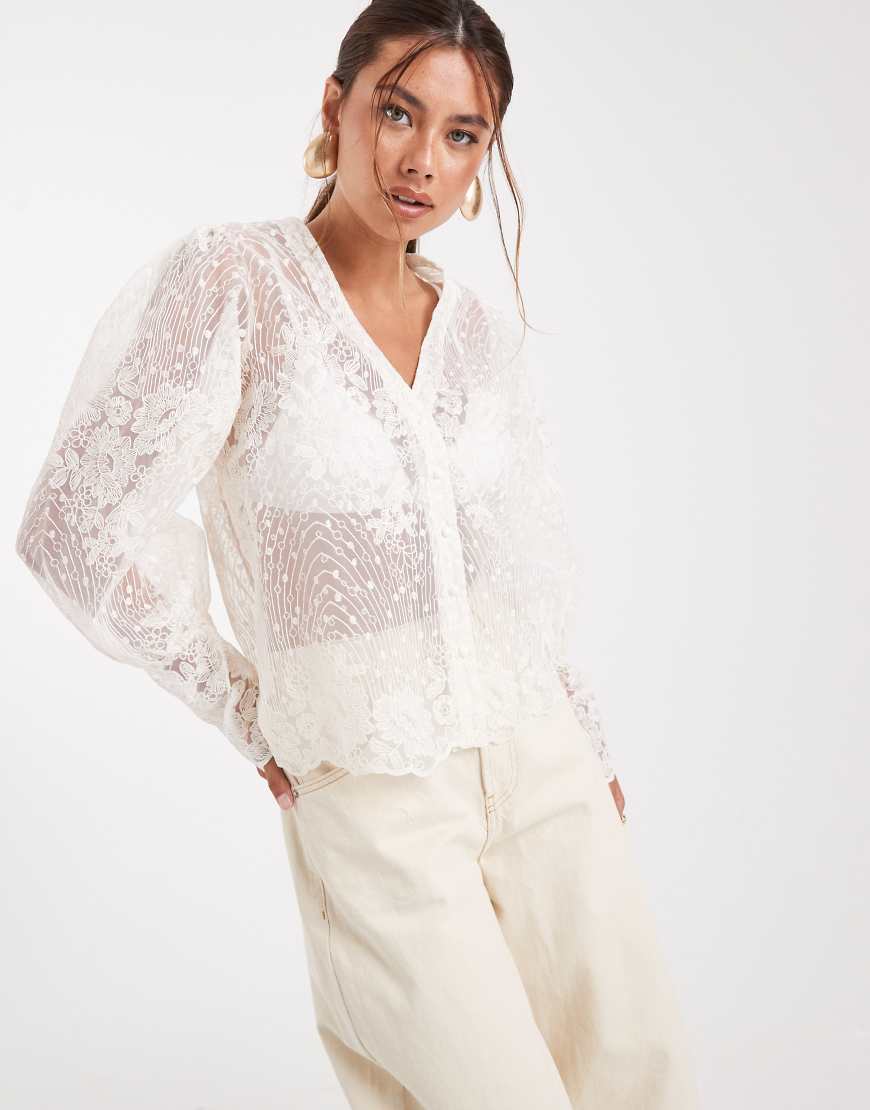 Object - Premium - Bluse in Creme aus transparenter, verstärkter Spitze mit Knopfleiste-Weiß Object - Premium - Bluse in Creme aus transparenter, verstärkter Spitze mit Knopfleiste-Weiß von Object