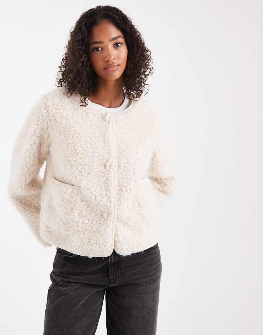 Object - Premium - Flauschige Cropped Teddyfell-Jacke im Duffle-Stil in Cremeweiß Object - Premium - Flauschige Cropped Teddyfell-Jacke im Duffle-Stil in Cremeweiß von Object