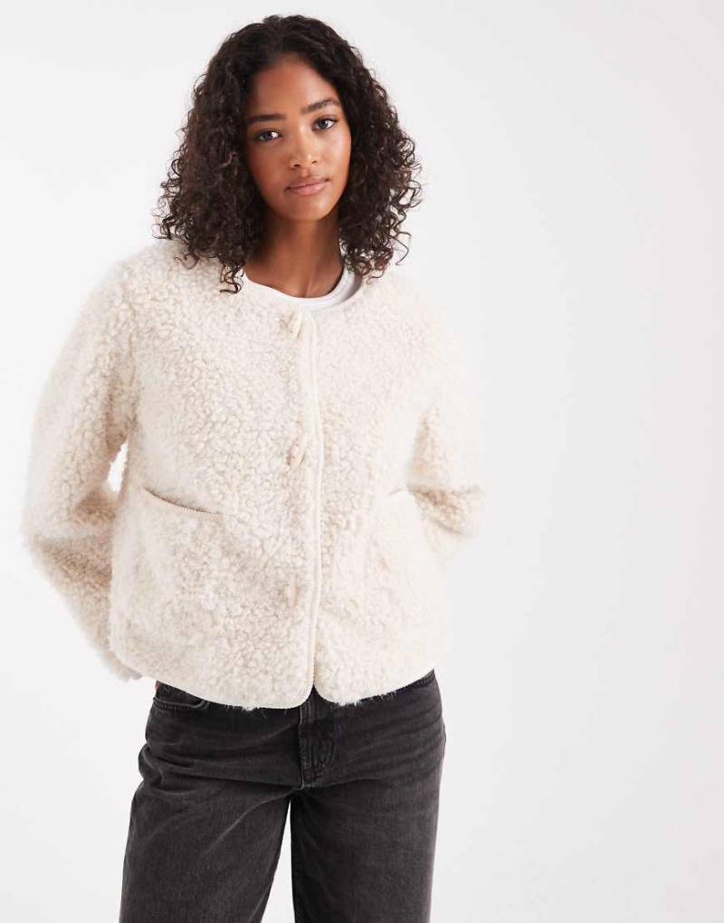 Object - Premium - Flauschige Cropped Teddyfell-Jacke im Duffle-Stil in Cremeweiß von Object