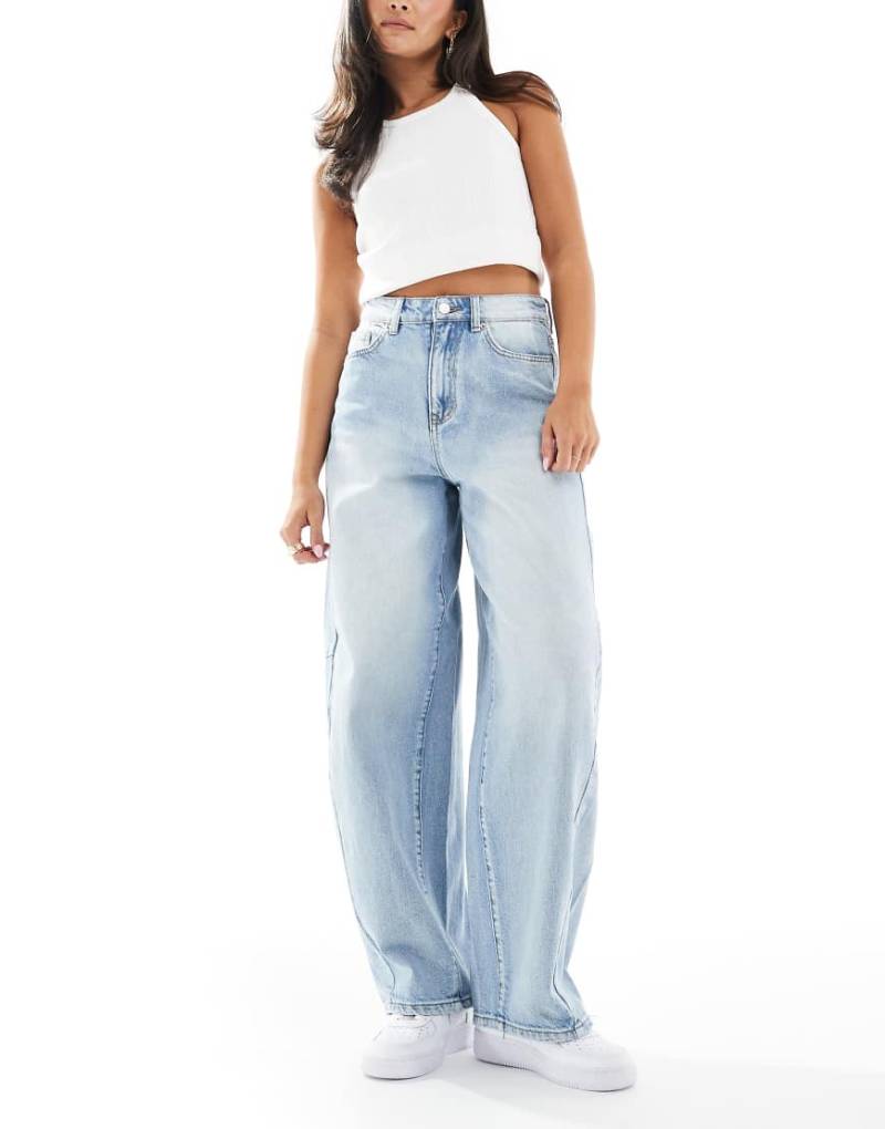 Object - Premium - Jeans mit extremer Barrel-Passform und Denim-Waschung in Hellblau von Object