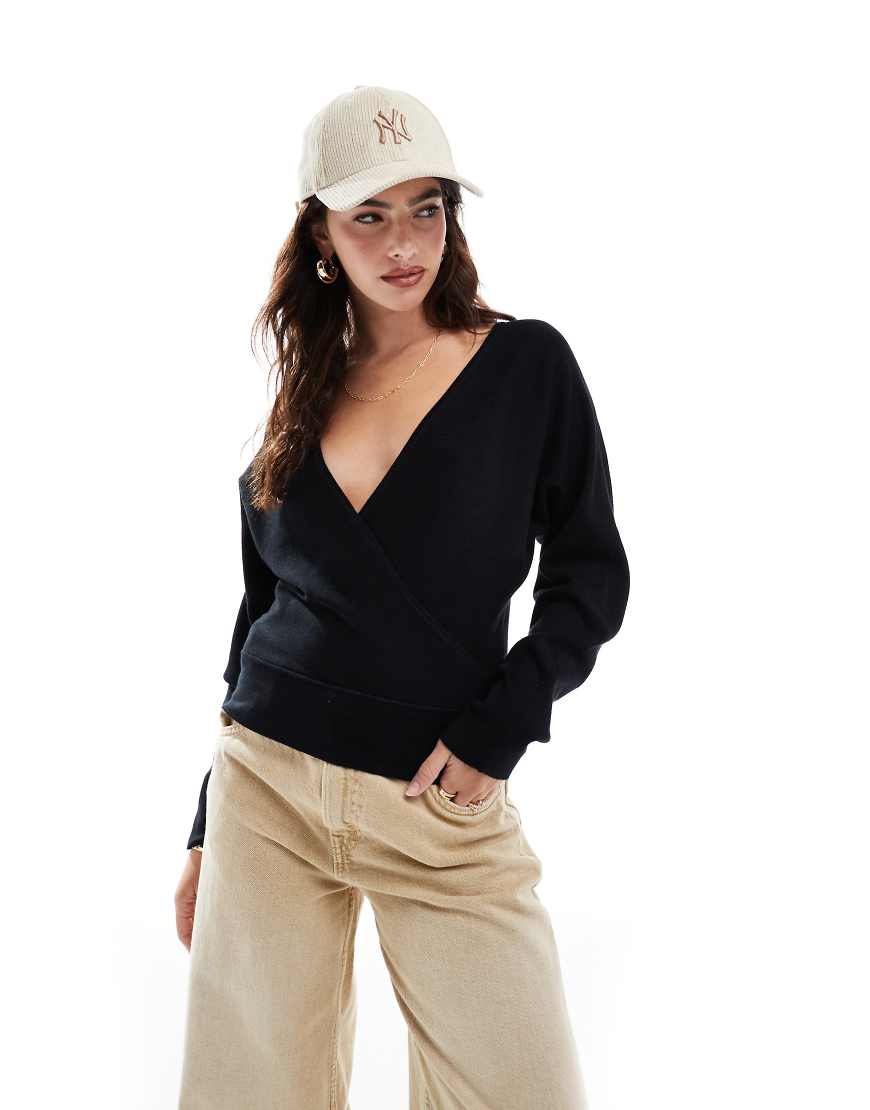 Object - Pullover in Schwarz mit tiefem V-Ausschnitt vorne und Wickelfront Object - Pullover in Schwarz mit tiefem V-Ausschnitt vorne und Wickelfront von Object