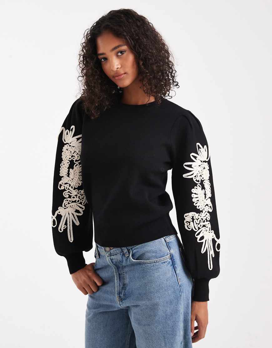 Object - Pullover in Schwarz mit voluminösen Ärmeln und Blumenapplikation Object - Pullover in Schwarz mit voluminösen Ärmeln und Blumenapplikation von Object