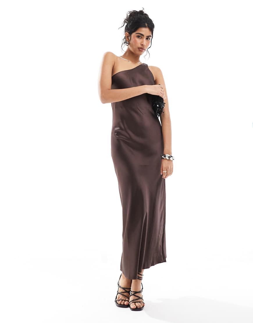 Object - Satin-Maxikleid in Braun mit One-Shoulder-Träger Object - Satin-Maxikleid in Braun mit One-Shoulder-Träger von Object