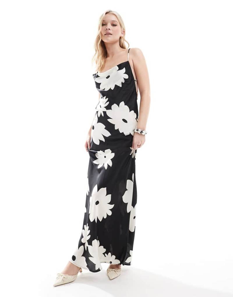 Object - Satin-Maxikleid in Schwarz mit Blumenmuster und tiefem Rückenausschnitt mit hinten überkreuzten Trägern von Object