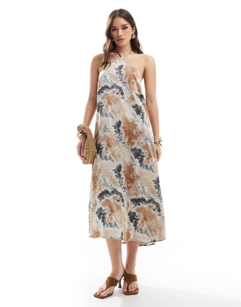 Object - Satin-Maxikleid mit Neckholder und Batikmuster in Neutral-Bunt von Object