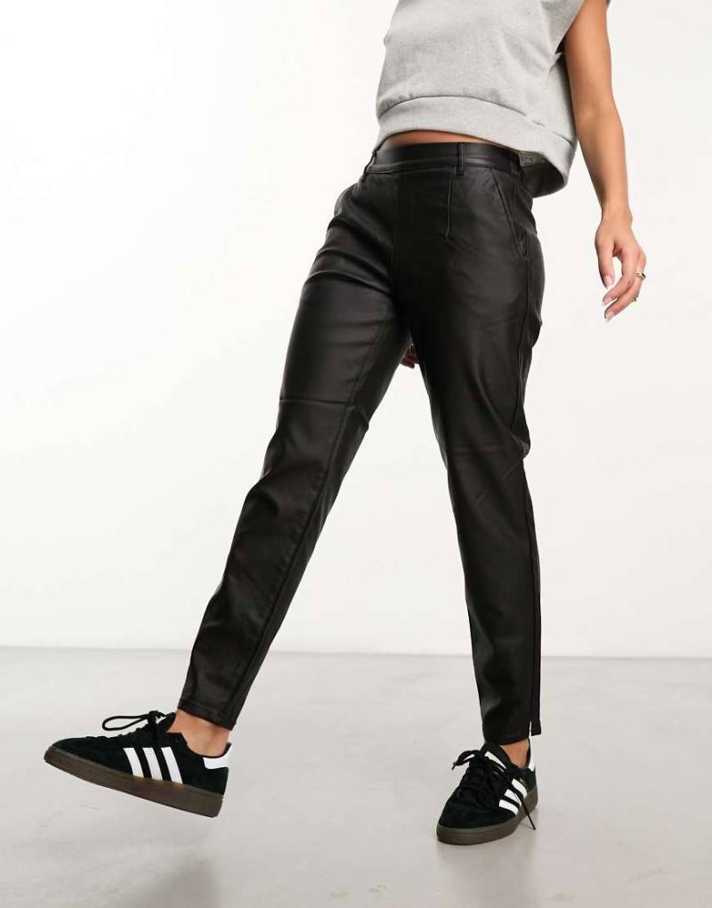 Object - Schmal zulaufende Hose aus schwarzem Kunstleder von Object