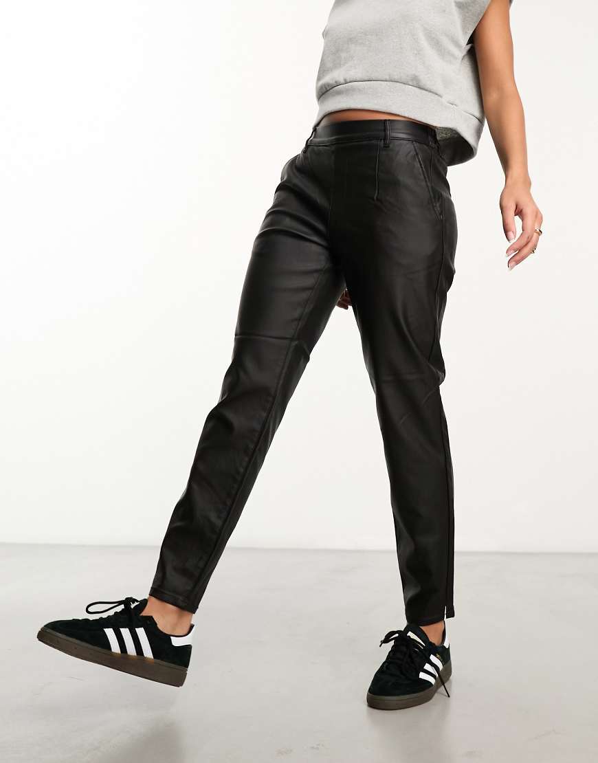 Object - Schmal zulaufende Hose aus schwarzem Kunstleder Object - Schmal zulaufende Hose aus schwarzem Kunstleder von Object