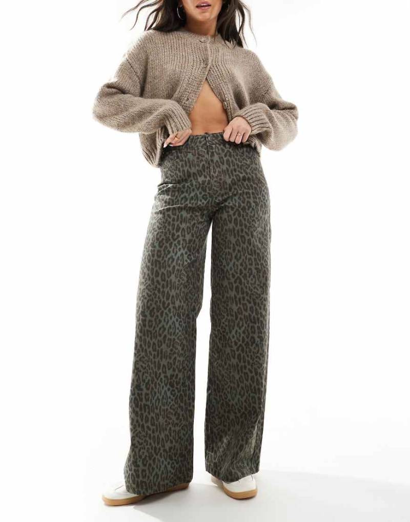 Object - Sehr weit geschnittene Jeans in Grün mit Leopardenmuster von Object