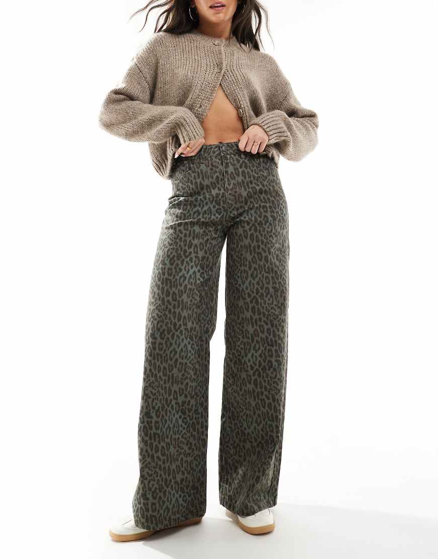 Object - Sehr weit geschnittene Jeans in Grün mit Leopardenmuster von Object