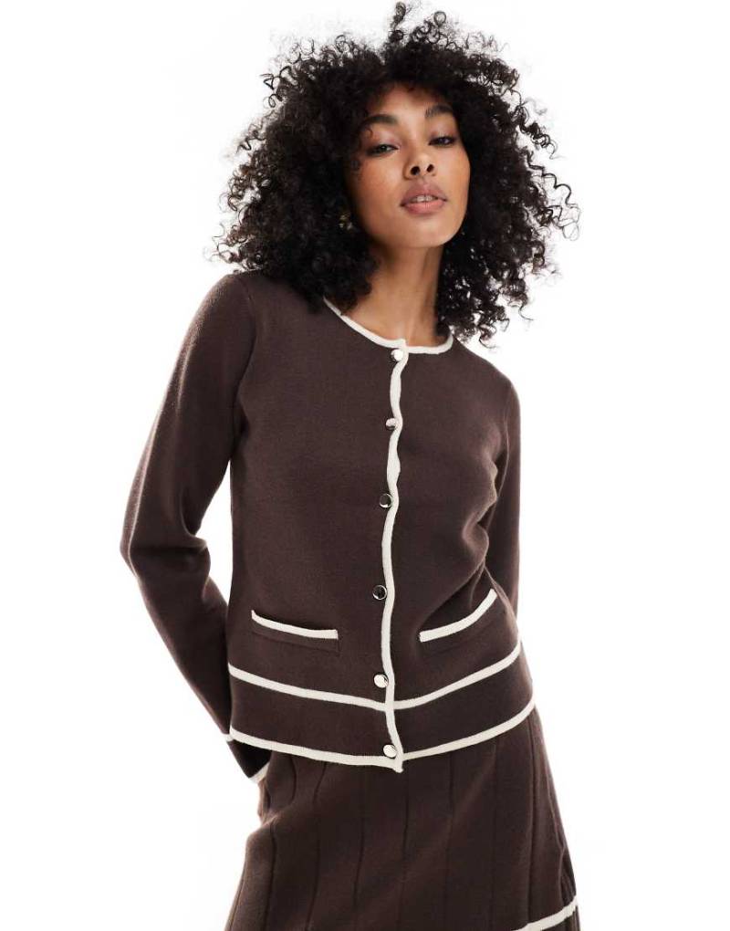 Object - Strickjacke in Braun mit kontrastierender Einfassung in Creme, Kombiteil von Object