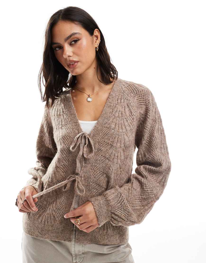 Object - Strickjacke in Desert-Taupe mit Schnürung vorne-Neutral Object - Strickjacke in Desert-Taupe mit Schnürung vorne-Neutral von Object