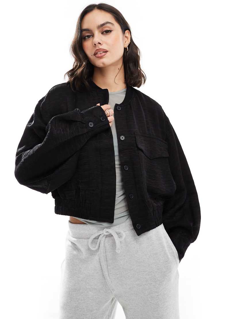 Object - Strukturierte Bomberjacke in Schwarz mit kurzem Schnitt Object - Strukturierte Bomberjacke in Schwarz mit kurzem Schnitt von Object