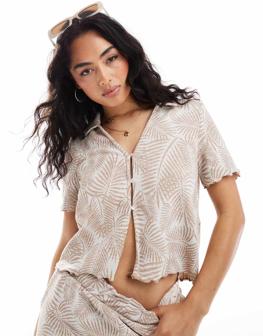 Object - Strukturierte Polohemdbluse in neutraler Farbe mit Palmenprint, Knopfleiste vorn und gewelltem Rand, Kombiteil-Bunt Object - Strukturierte Polohemdbluse in neutraler Farbe mit Palmenprint, Knopfleiste vorn und gewelltem Rand, Kombiteil-Bunt von Object