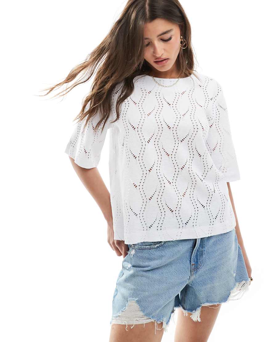 Object - Strukturiertes T-Shirt in Weiß mit überschnittenen Schultern Object - Strukturiertes T-Shirt in Weiß mit überschnittenen Schultern von Object