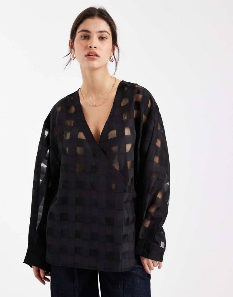 Object - Transparente Oversize-Bluse in Schwarz kariert mit Wickelfront von Object