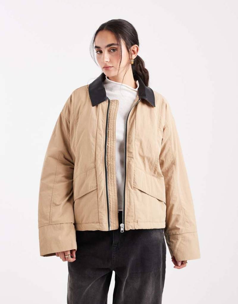 Object - Wasserabweisende, leicht wattierte Barn-Jacke in Beige mit Kragen aus Kunstleder-Schwarz von Object