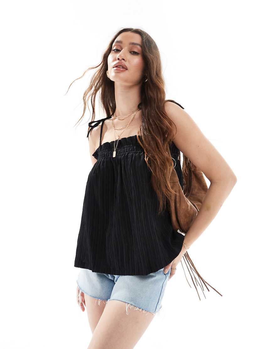 Object - Weich fallendes, gesmoktes Camisole-Oberteil in Schwarz mit Bindedetails Object - Weich fallendes, gesmoktes Camisole-Oberteil in Schwarz mit Bindedetails von Object