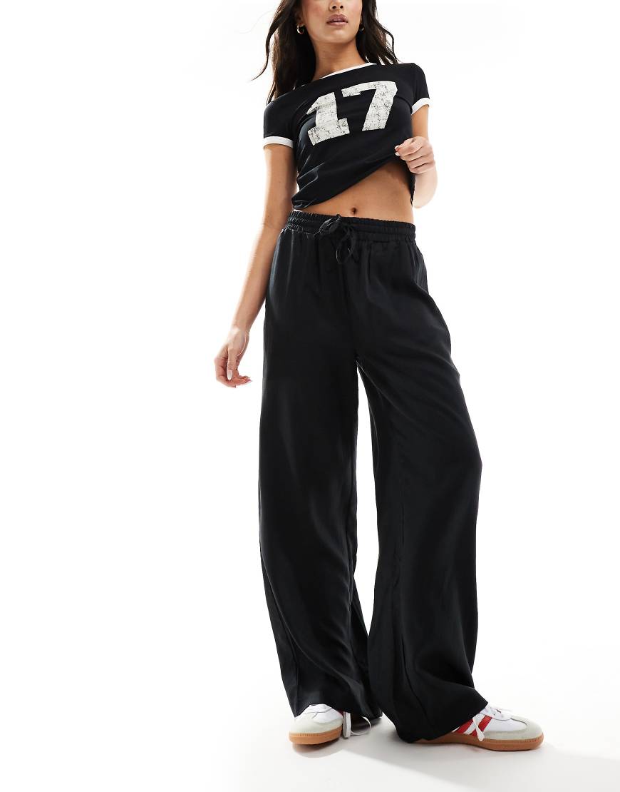 Object - Weiche Hose in Schwarz mit Tunnelzug in der Taille und weitem Bein Object - Weiche Hose in Schwarz mit Tunnelzug in der Taille und weitem Bein von Object