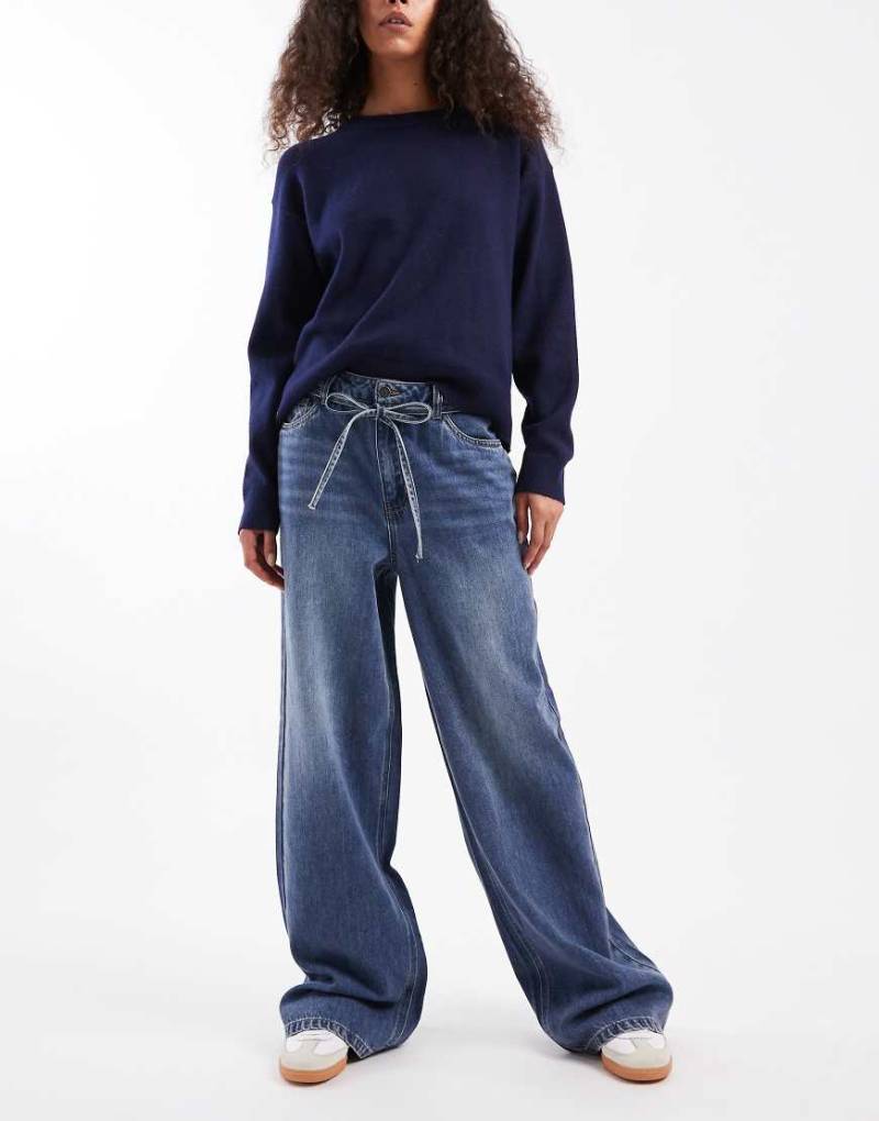 Object - Weit geschnittene Jeans in verwaschenem Mittelblau mit Bindegürtel Object - Weit geschnittene Jeans in verwaschenem Mittelblau mit Bindegürtel von Object