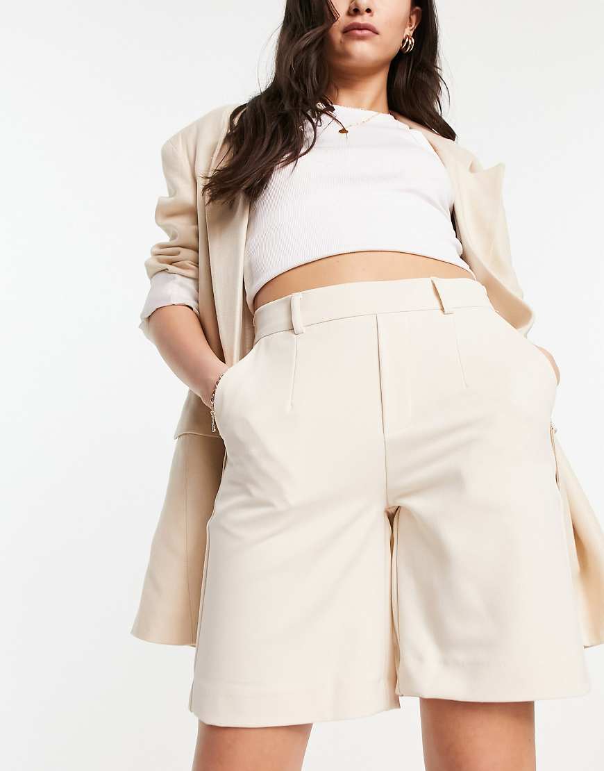Object - Weite Shorts in Sandmuschel-Beige, Kombiteil-Weiß Object - Weite Shorts in Sandmuschel-Beige, Kombiteil-Weiß von Object