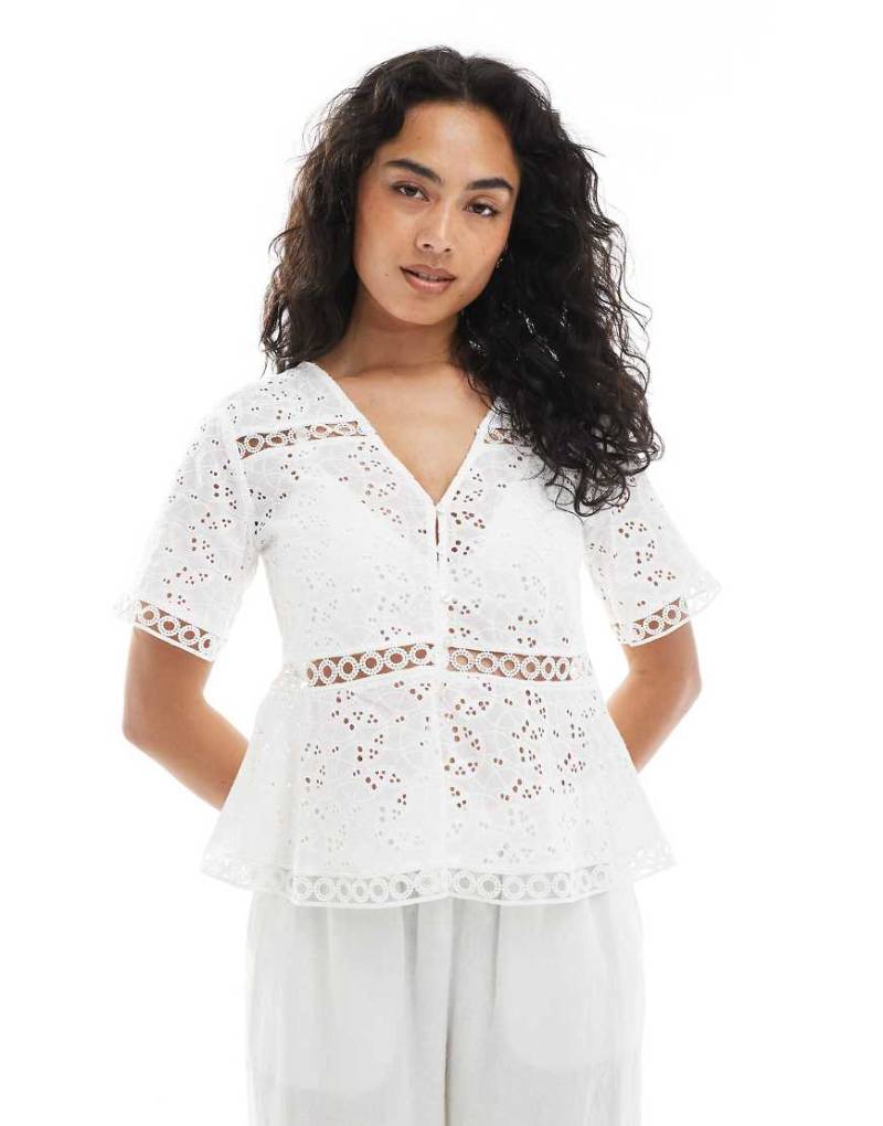 Objekt - Besticktes, kurzärmliges Schößchen-Oberteil in Creme mit Cutwork-Design-Weiß von Object