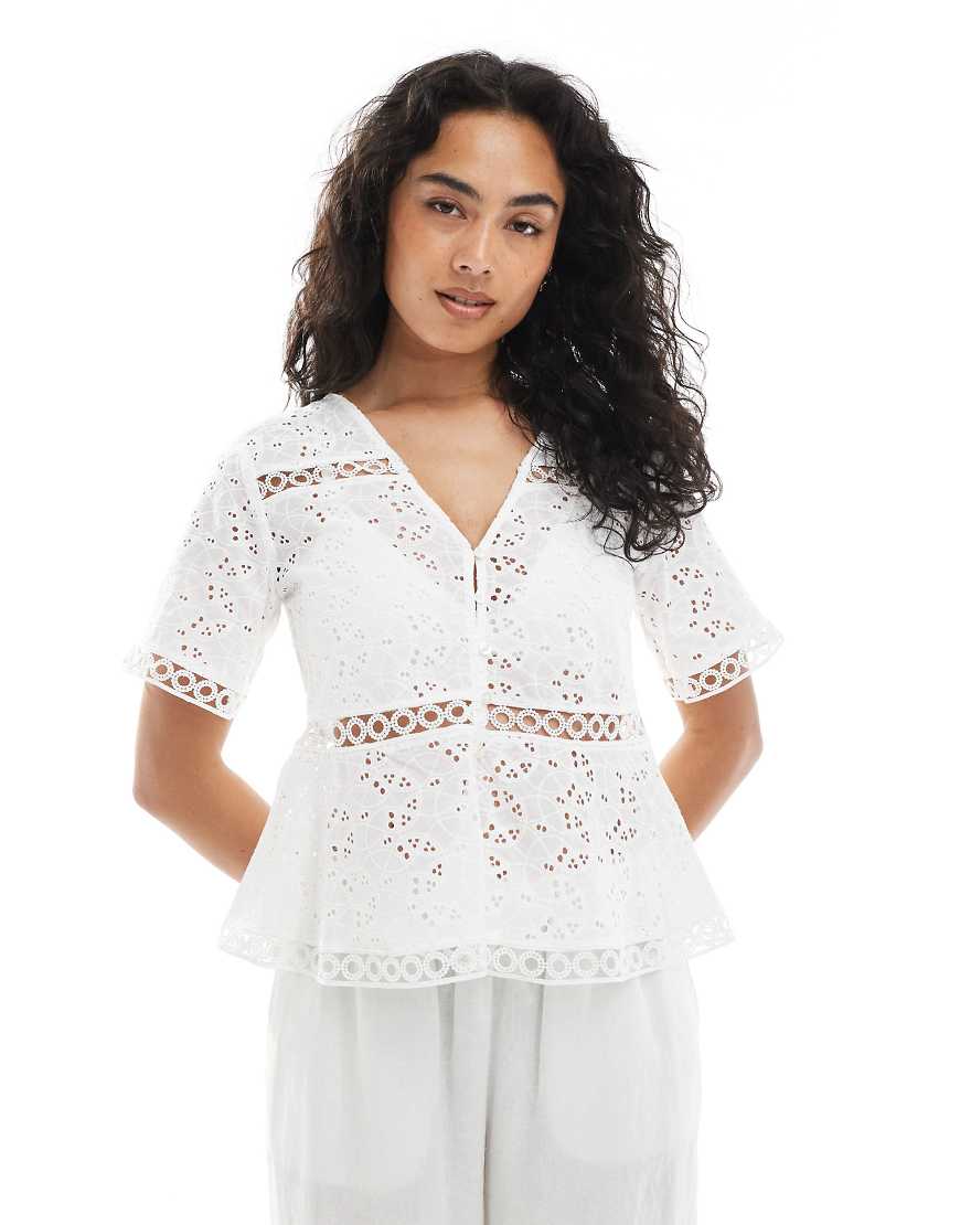 Objekt - Besticktes, kurzärmliges Schößchen-Oberteil in Creme mit Cutwork-Design-Weiß Objekt - Besticktes, kurzärmliges Schößchen-Oberteil in Creme mit Cutwork-Design-Weiß von Object
