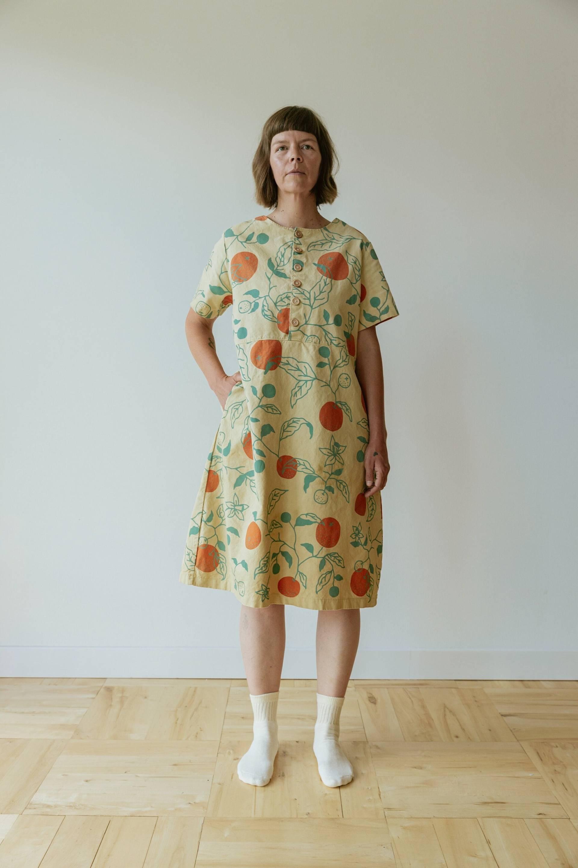 Oranges Kleid, Knopfleiste Hanf Leinen Tunika Mit Zitrus Drucken Taschen von ObjectApparel