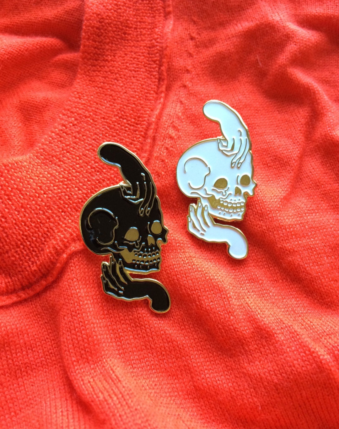 Totenkopf Hände Anstecknadel Totenkopf Hände Anstecknadel von ObjectTummy