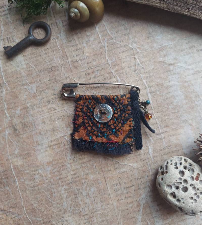 Orange Und Schwarze Brosche, Stoffbrosche, Stoffbrosche von ObjectsAndNonsense