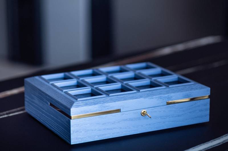 Eichenholz Uhrenbox Mit 12 Fächern Blau & Gold von Objecttt