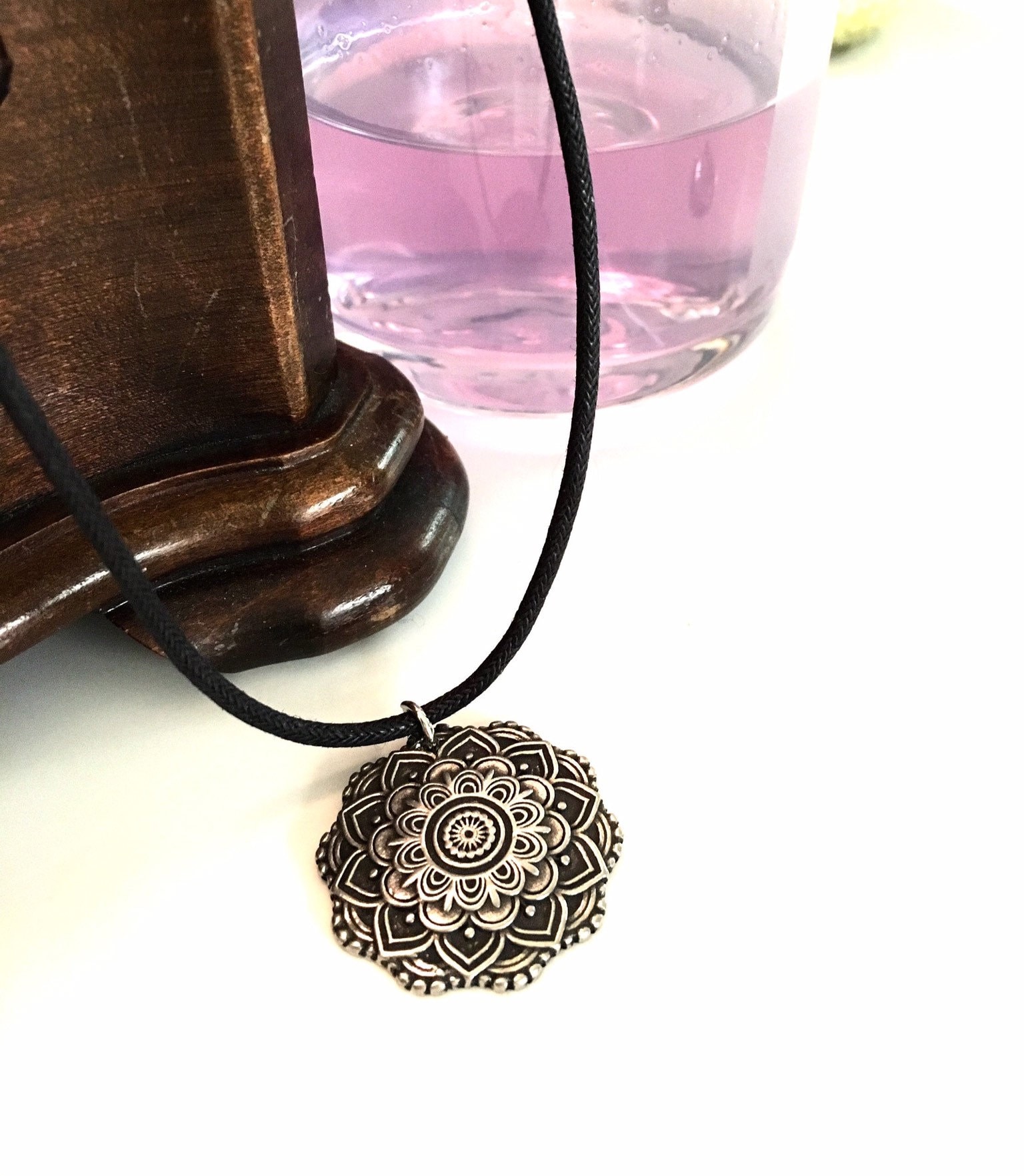 Gedulds-Mandala-Halskette - Blume Meditation, Spiritualität, Visualisierung, Innerer Garten Zen-Geschenk Zinn Und Gewachste Kordel Verstellbar Gedulds-Mandala-Halskette - Blume Meditation, Spiritualität, Visualisierung, Innerer Garten Zen-Geschenk Zinn Und Gewachste Kordel Verstellbar von ObjetsMagnetiques