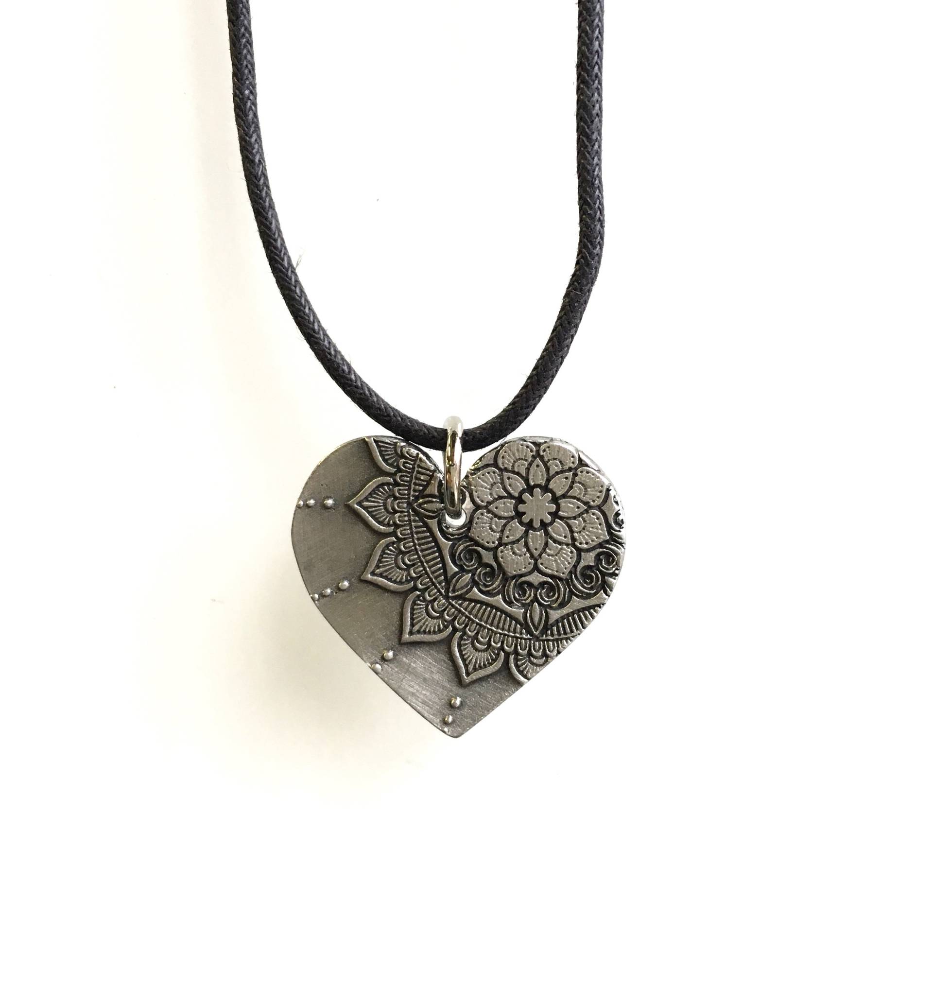 Love Mandala Halskette - Liebesherz Meditation Spiritualität Visualisierung Innerer Garten Zen Geschenk Zinn Und Gewachste Kordel Verstellbar Love Mandala Halskette - Liebesherz Meditation Spiritualität Visualisierung Innerer Garten Zen Geschenk Zinn Und Gewachste Kordel Verstellbar von ObjetsMagnetiques