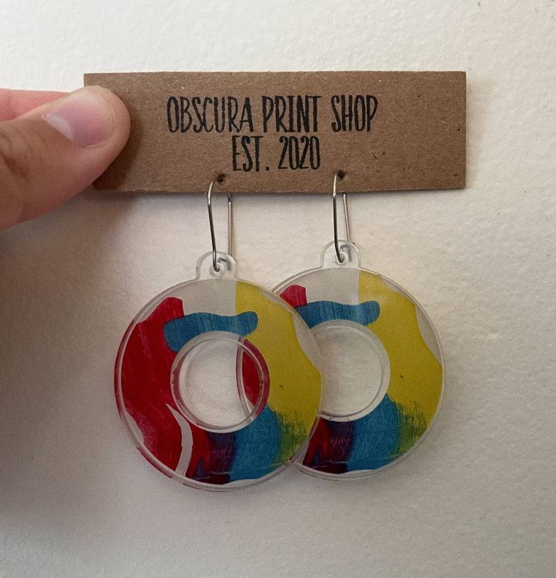 Abstraktion in Rot, Blau Und Gelb, Hypoallergene Edelstahl Ohrringe Obscuraprintshop Handgemachter Acryl Charm Abstrakte Farbe von ObscuraPrintShop
