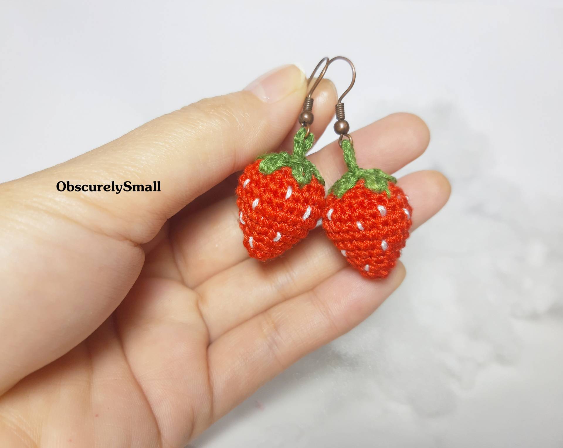 Erdbeere - Ohrringe Gehäkelte Miniatur Schmuck Auf Bestellung Erdbeere - Ohrringe Gehäkelte Miniatur Schmuck Auf Bestellung von ObscurelySmall