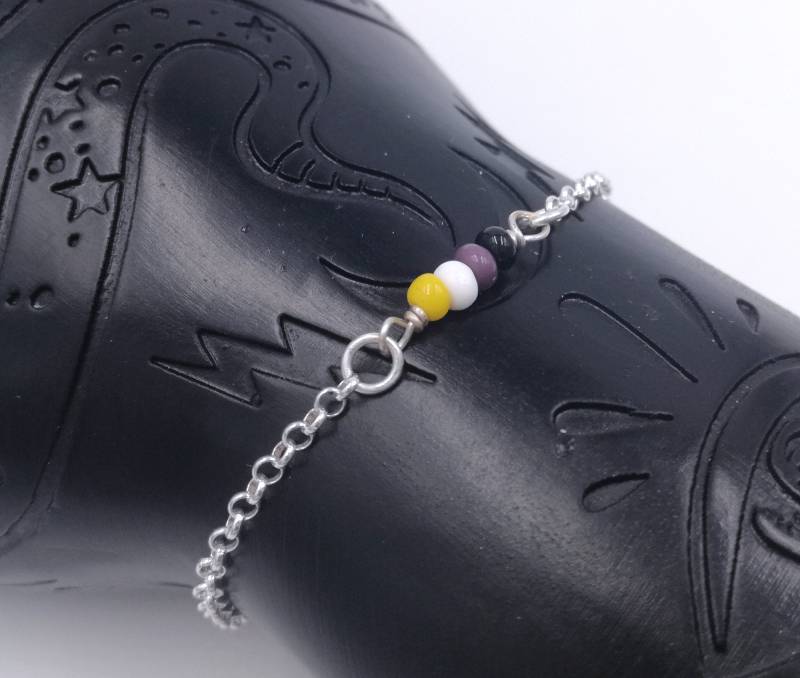 Nonbinary Pride Flaggen Armband. Lgbtq Schmuck. Perlen Sterling Silber Schmuck. Dezentes Trans Symbol Fußkettchen. Geschenkidee. Skandinavisch von ObsidianDreamsShop