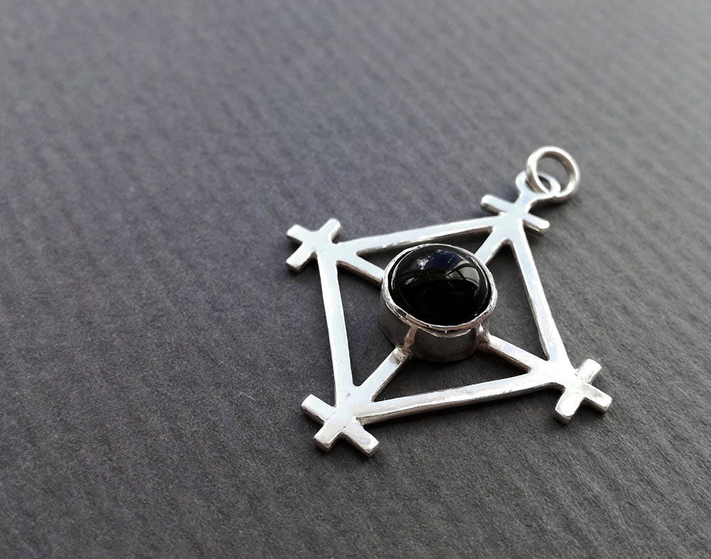 sterling Silber Kreuz Anhänger - Onyx Cabochon, Gothic Wicca Halskette von ObsidianDreamsShop
