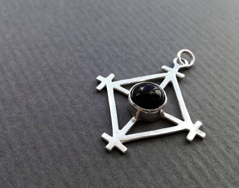 sterling Silber Kreuz Anhänger - Onyx Cabochon, Gothic Wicca Halskette von ObsidianDreamsShop