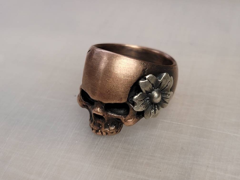 Sakura Skull Ring Silber Totenkopf Surf Schmuck Rot Blume Geburtstagsgeschenk Tattoo Style Handgemachter Damen Sakura Skull Ring Silber Totenkopf Surf Schmuck Rot Blume Geburtstagsgeschenk Tattoo Style Handgemachter Damen von ObsidianEdgeStudio