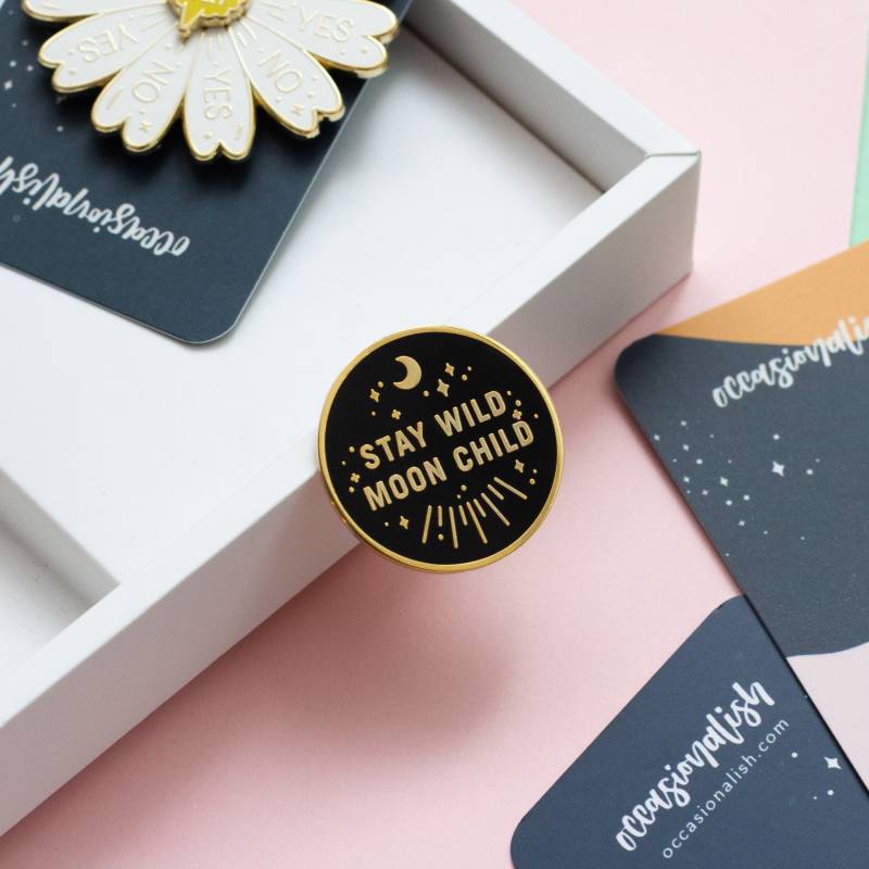 Bleib Wild Mondkind Emaille Pin von Occasionalish