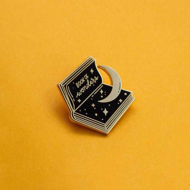 Book Of Wonders Emaille Pin Mystisch Mond & Sterne Book Of Wonders Emaille Pin Mystisch Mond & Sterne von Occasionalish